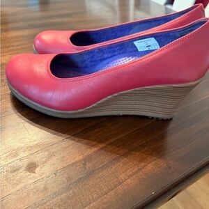 Crocs A-leigh Red Closed Toe Wedges Sz9